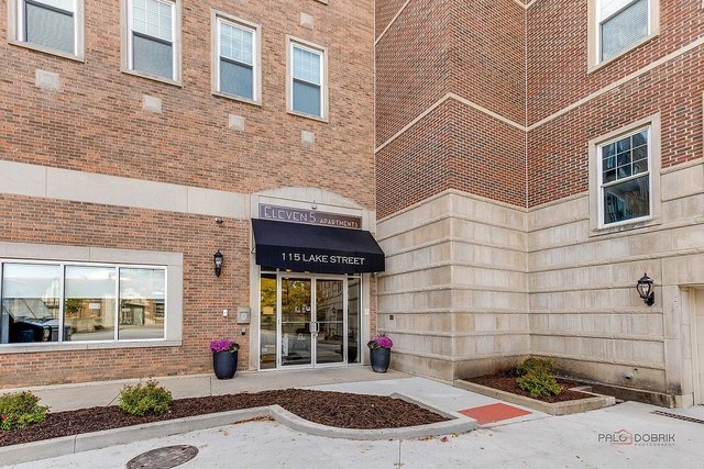 115 Lake St #211, Libertyville, IL 60048